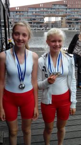 Annelotte en Henriette met de medaille oogst in Zaandam