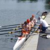 Goudse junioren roeien zich ook internationaal in de medailles De jongens dubbelvier krijgen de laatste race instructies van coach Hans (fotograaf Freek Beuning)