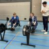 Foto: Burgemeester Pieter Verhoeve krijgt instructie van Timme en Hugo