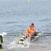 Timme en Hugo worden op gang geduwd voor het roeigedeelte van de race met op de achtergrond de eerste slalom boei.